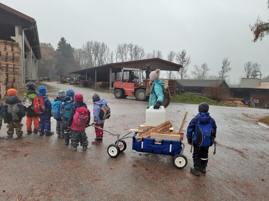 Die Waldkinder verkleiden ihre Häuschen mit Holz aus der Rollmühle!