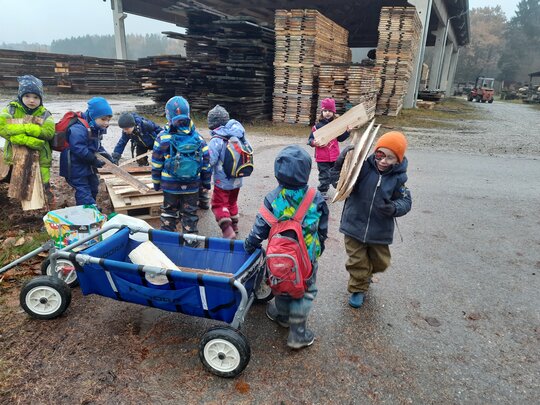 Die Waldkinder verkleiden ihre Häuschen mit Holz aus der Rollmühle!
