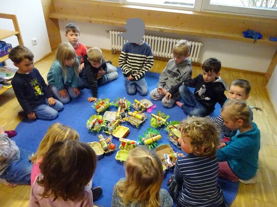 Kindergarten Kinder feiern Ostern